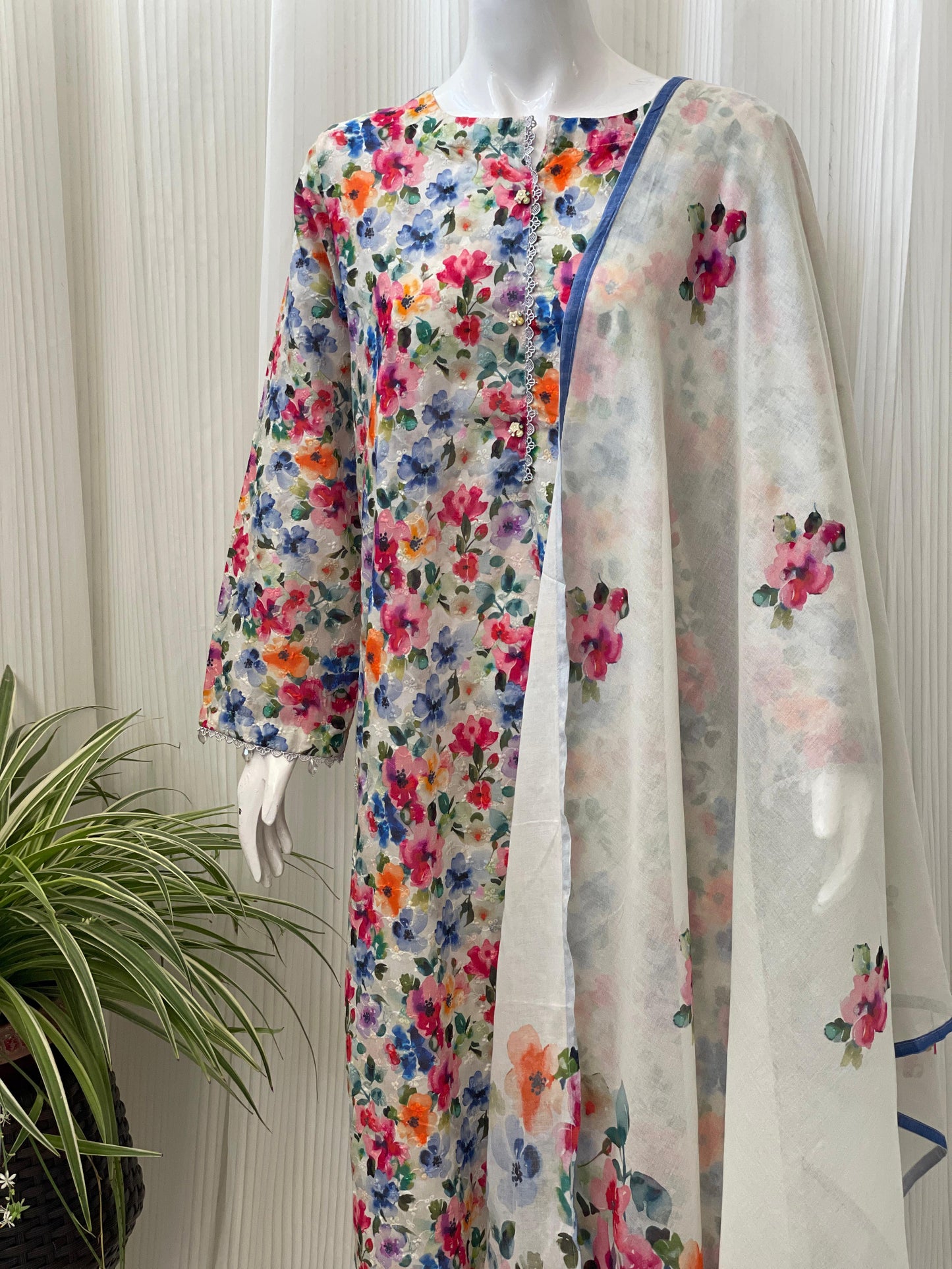 Elegant Chikankari Three-Piece Kurta Set – Festive Ethnic Wear for Women