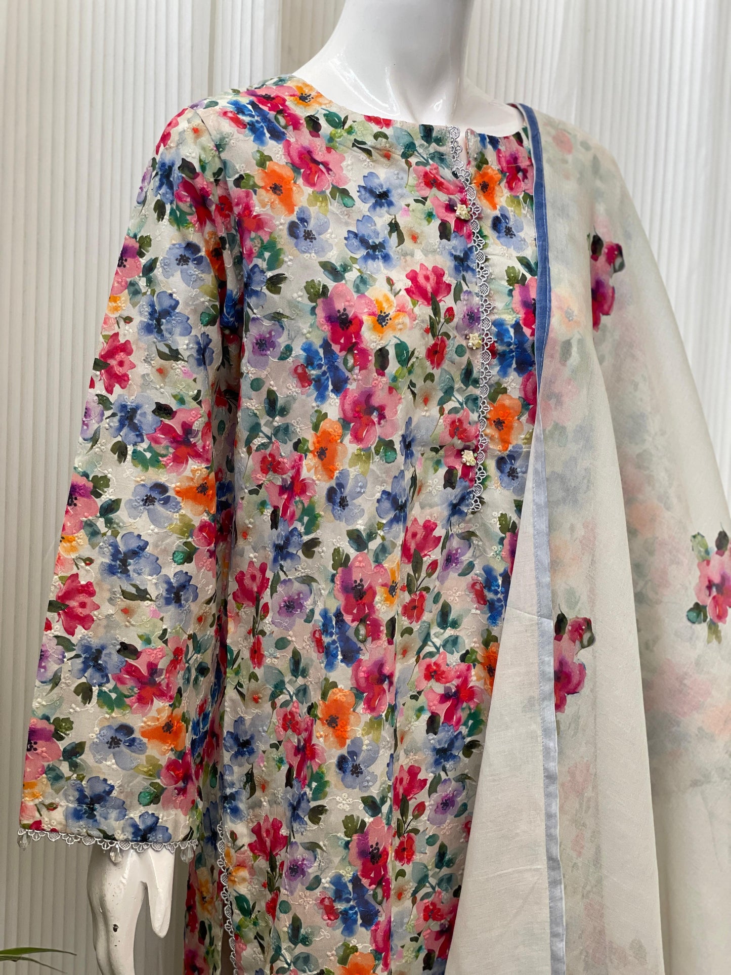 Elegant Chikankari Three-Piece Kurta Set – Festive Ethnic Wear for Women