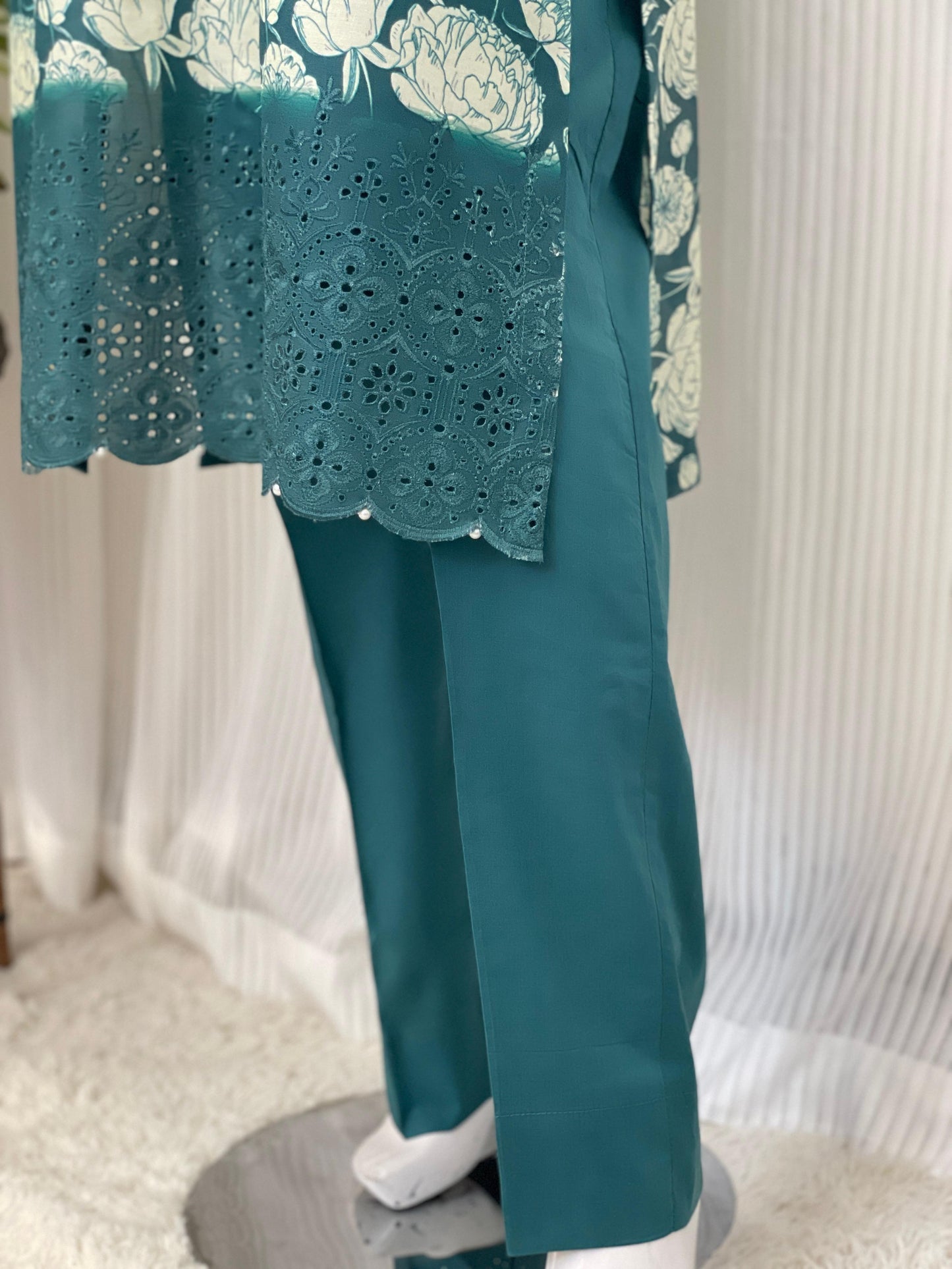 Elegant Chikankari Three-Piece Kurta Set – Festive Ethnic Wear for Women