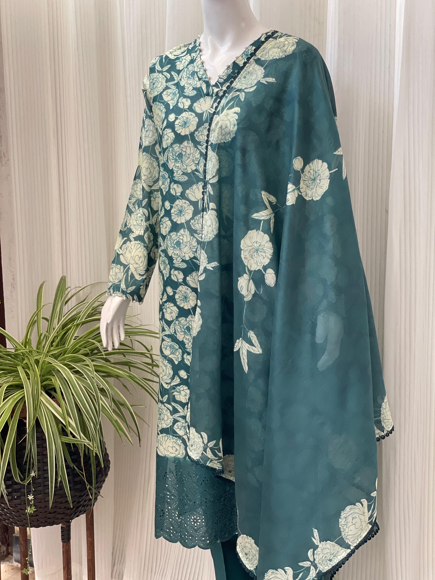 Elegant Chikankari Three-Piece Kurta Set – Festive Ethnic Wear for Women