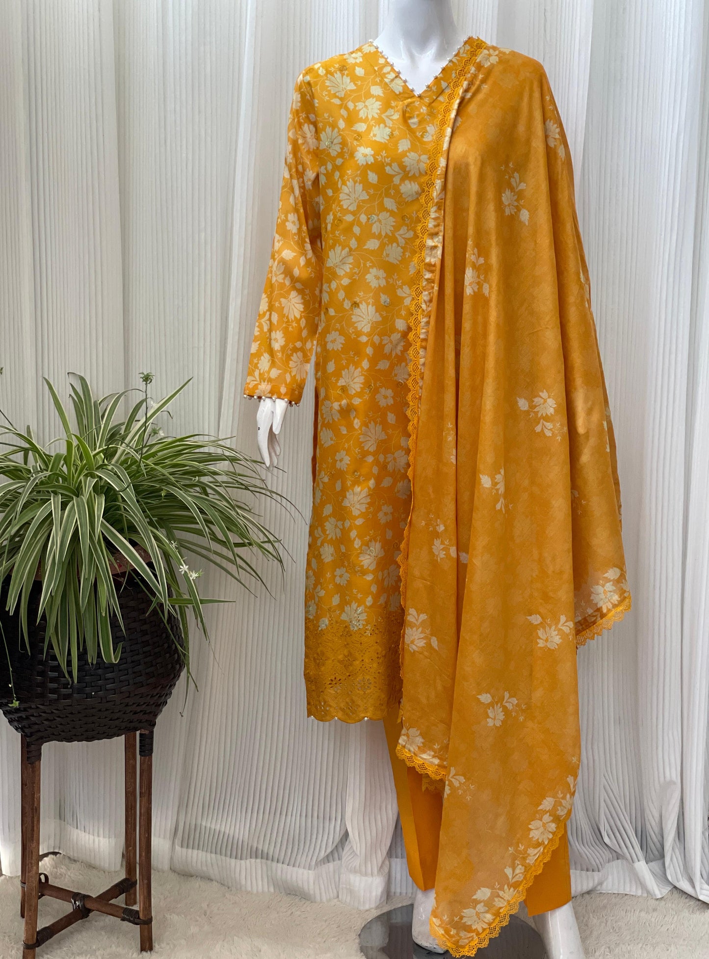 Elegant Chikankari Three-Piece Kurta Set – Festive Ethnic Wear for Women