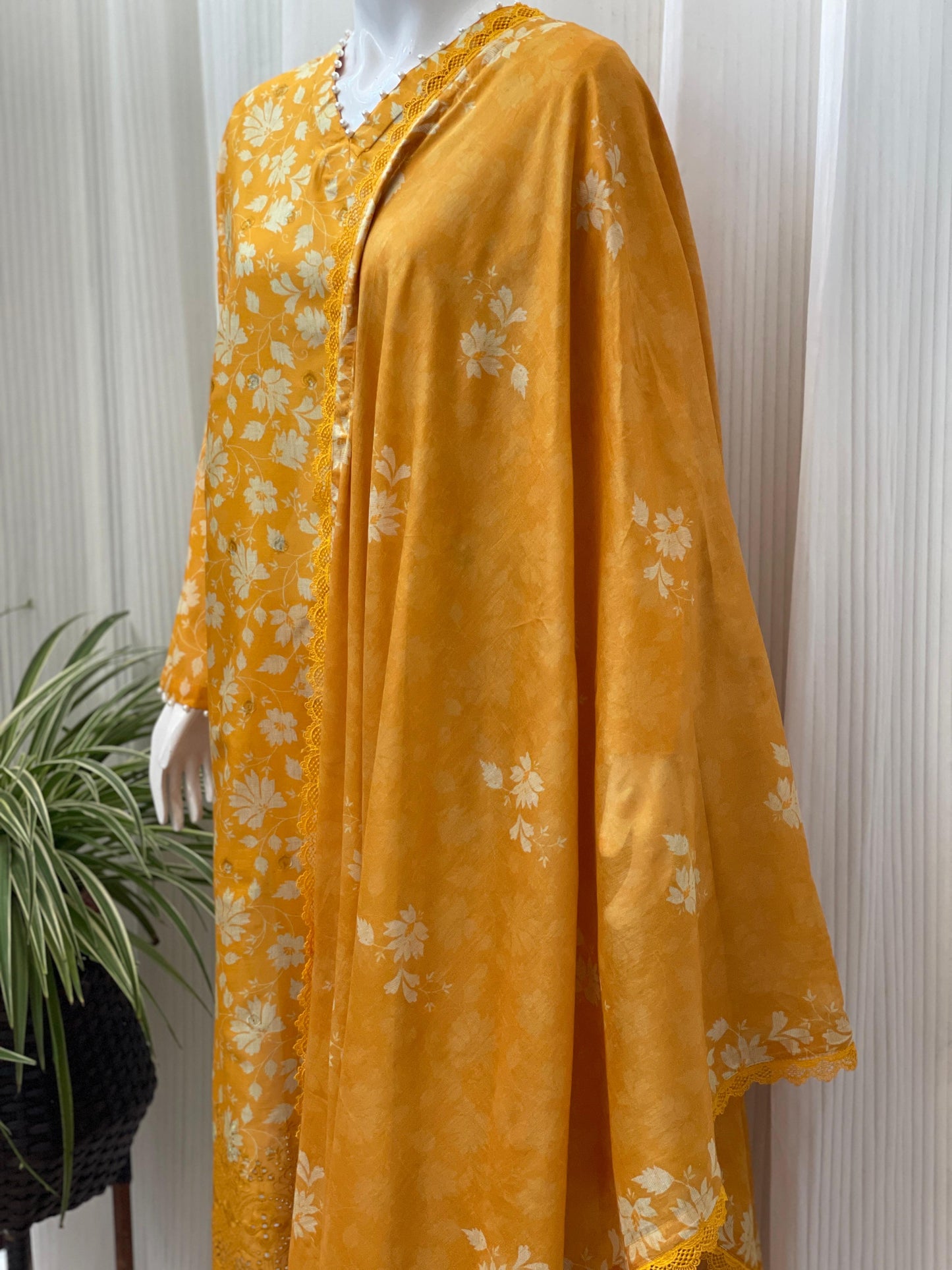 Elegant Chikankari Three-Piece Kurta Set – Festive Ethnic Wear for Women