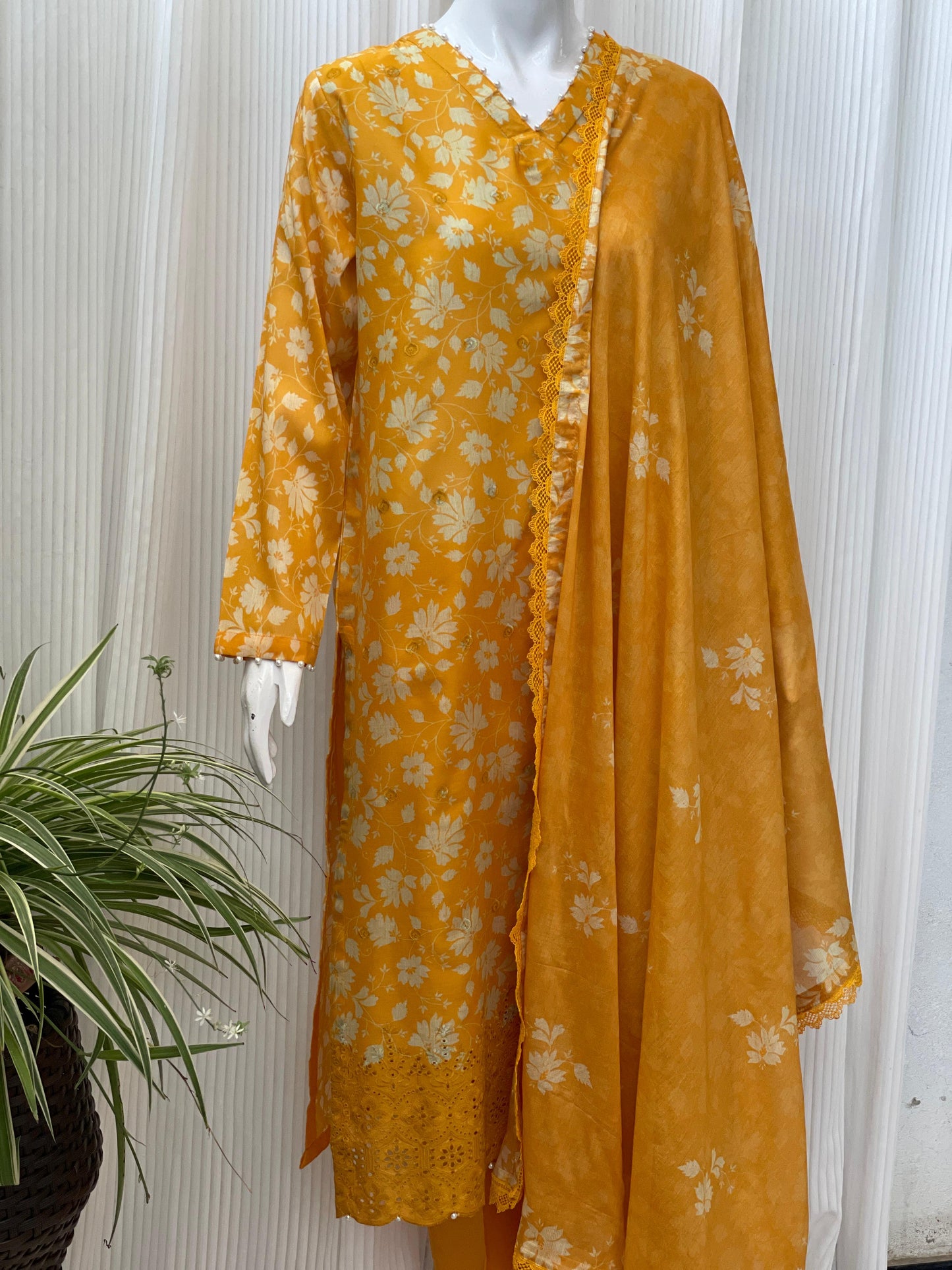 Elegant Chikankari Three-Piece Kurta Set – Festive Ethnic Wear for Women