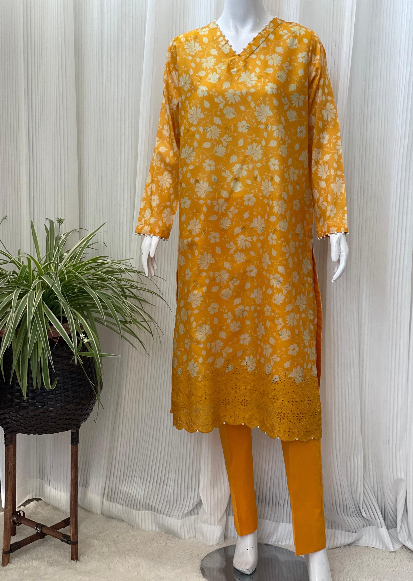 Elegant Chikankari Three-Piece Kurta Set – Festive Ethnic Wear for Women