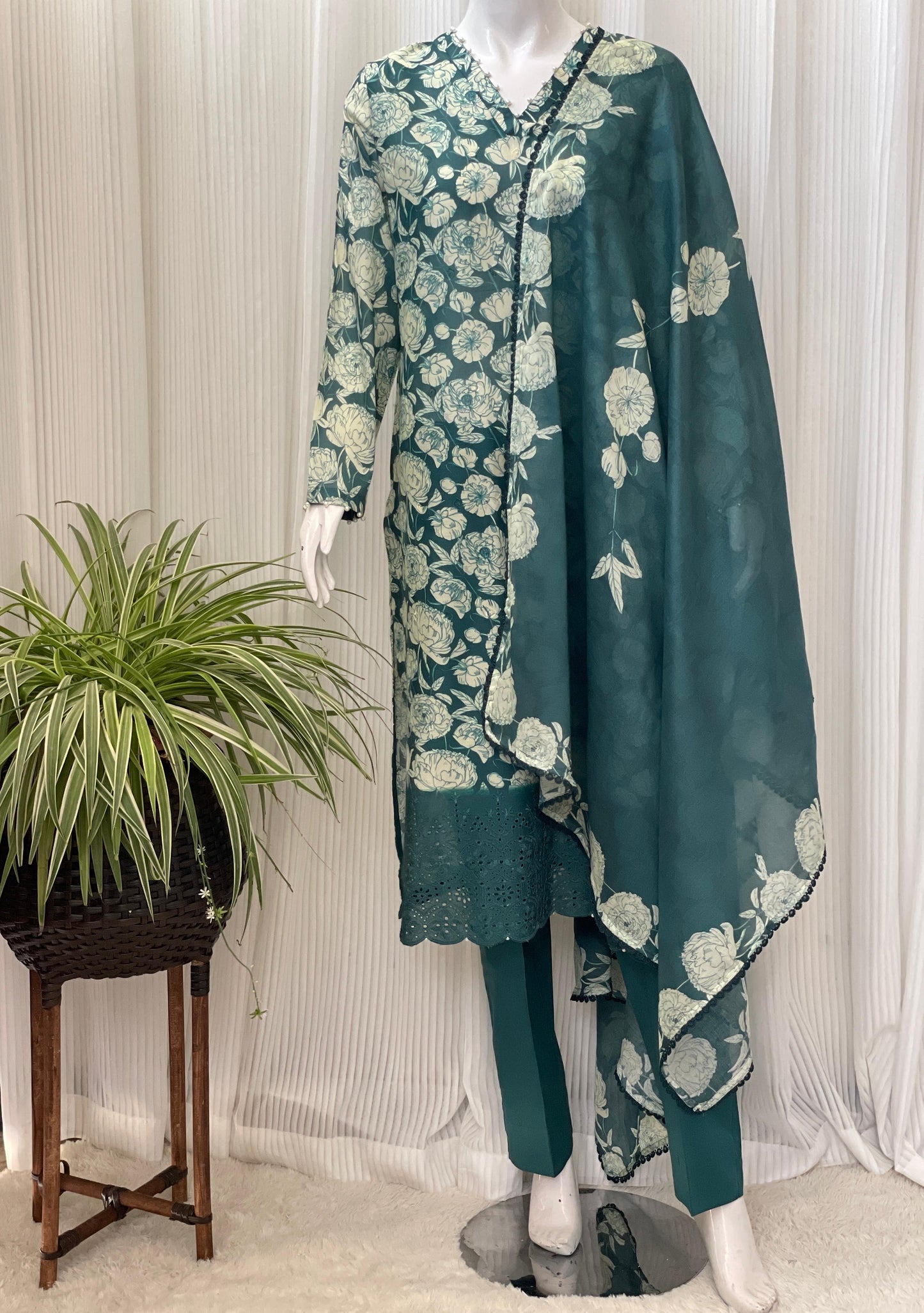 Elegant Chikankari Three-Piece Kurta Set – Festive Ethnic Wear for Women