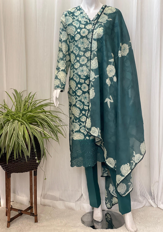 Elegant Chikankari Three-Piece Kurta Set – Festive Ethnic Wear for Women